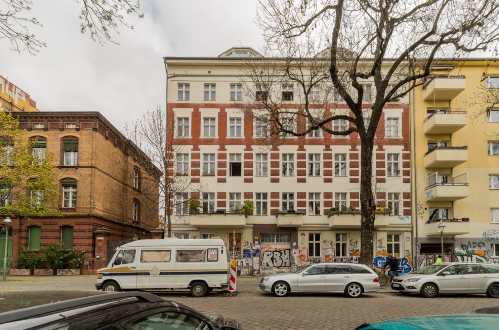 Charming 2-Room Altbau Apartment with High Ceilings