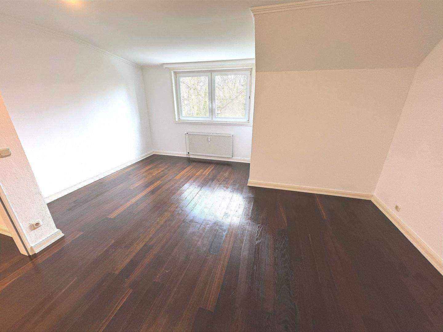 Modern 3-Room Penthouse Apartment with Balcony & Terrace – Green Setting in Rissen