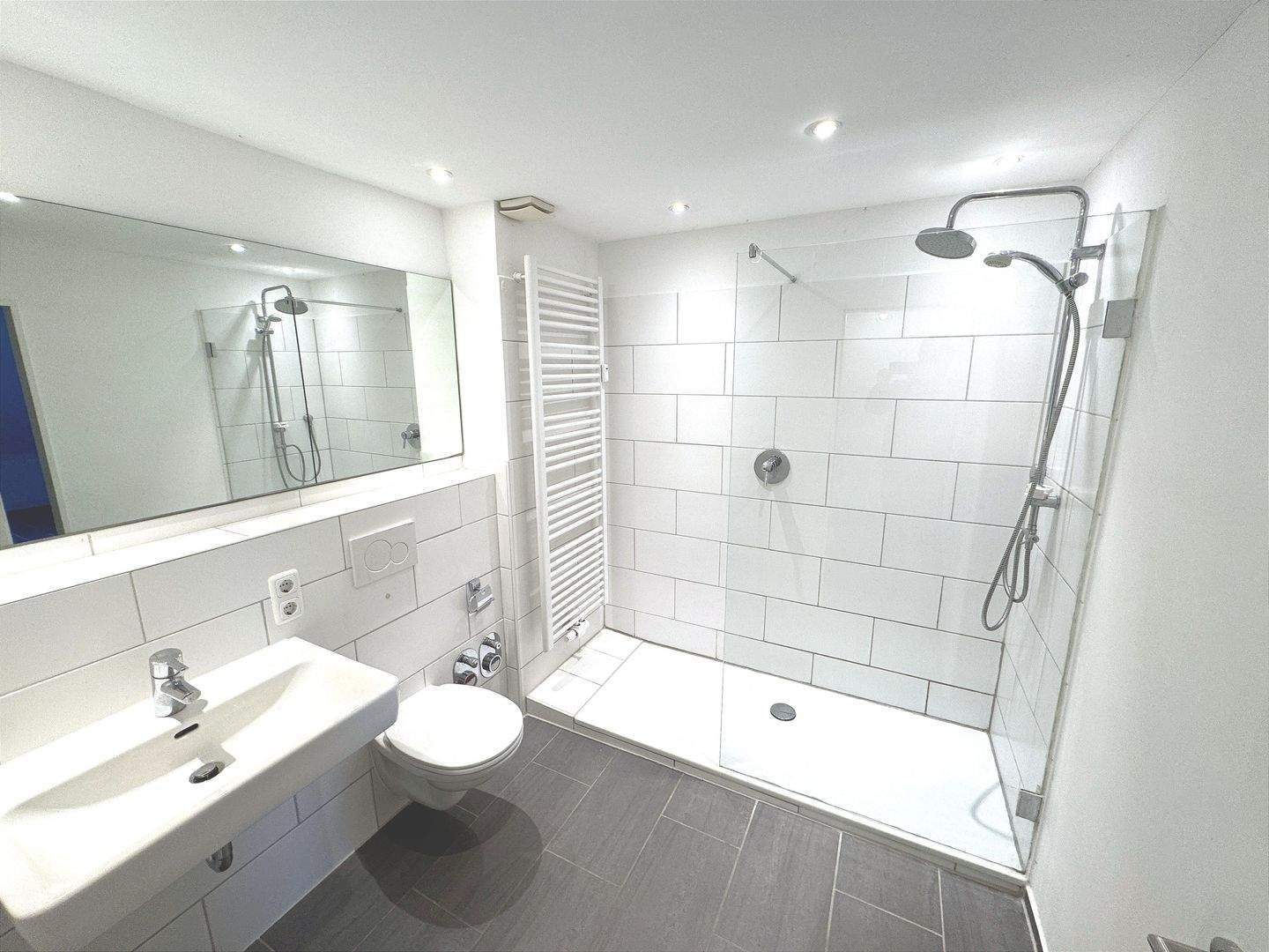 Modern 3-Room Penthouse Apartment with Balcony & Terrace – Green Setting in Rissen