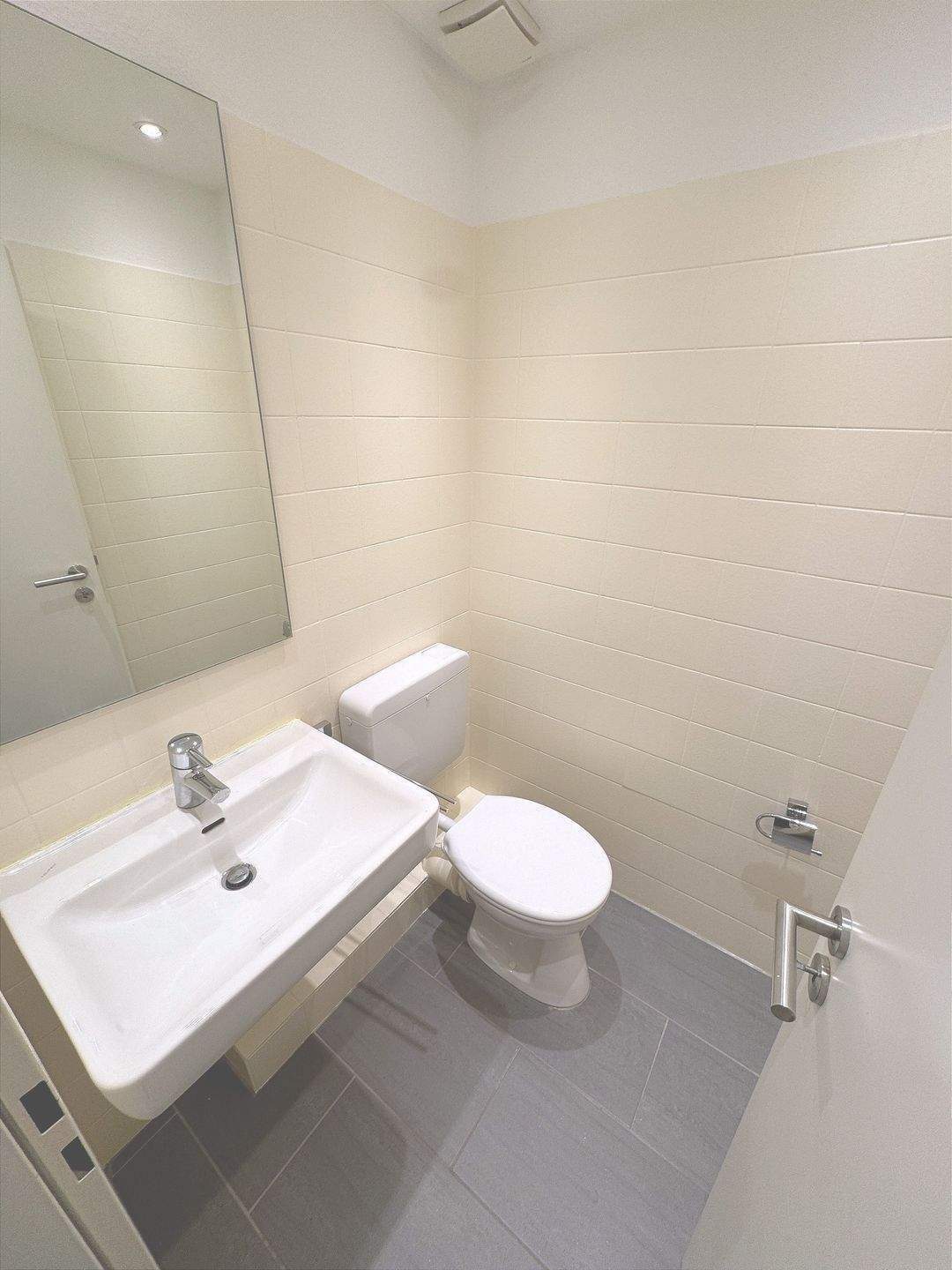 Modern 3-Room Penthouse Apartment with Balcony & Terrace – Green Setting in Rissen