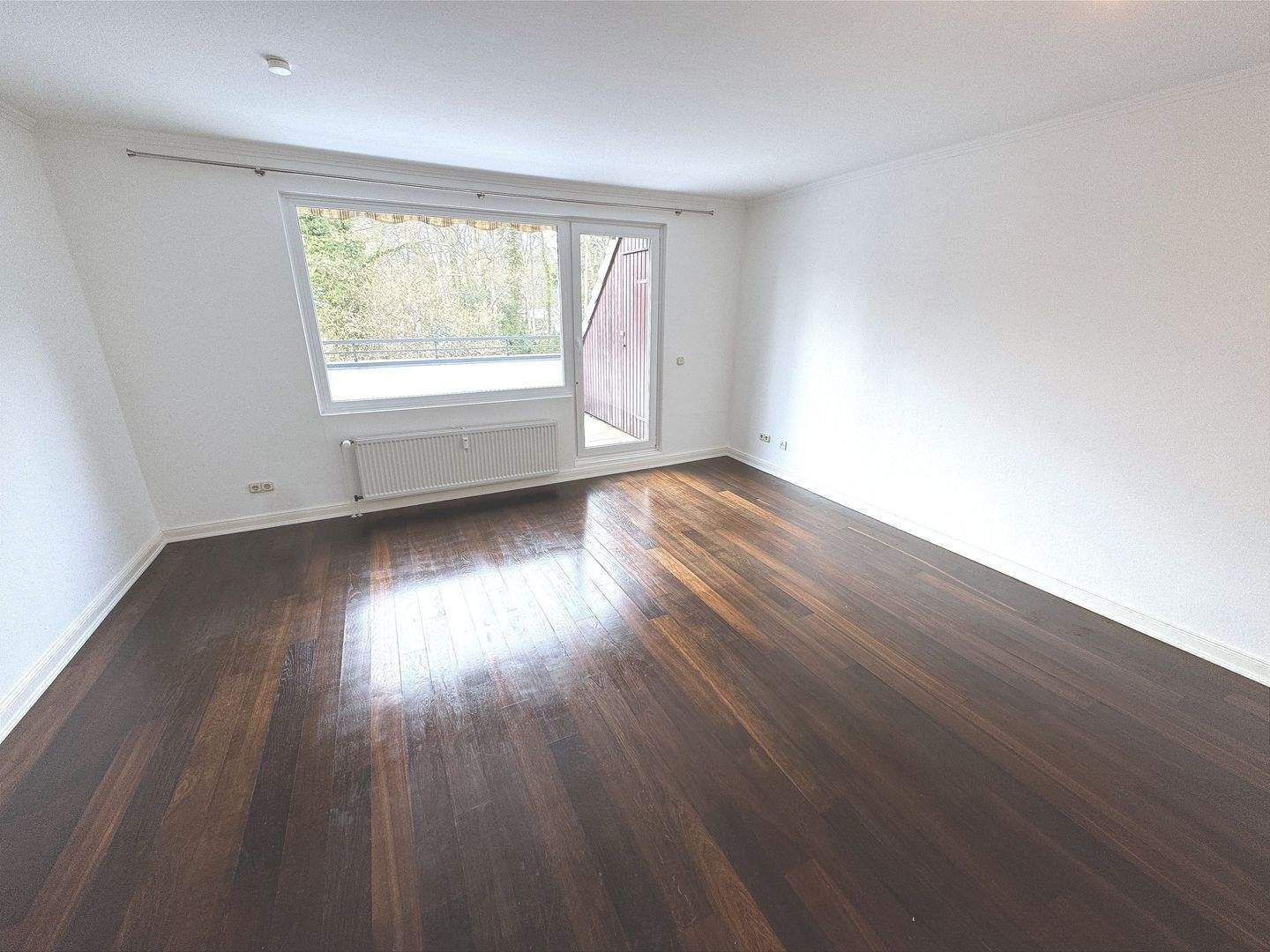 Modern 3-Room Penthouse Apartment with Balcony & Terrace – Green Setting in Rissen