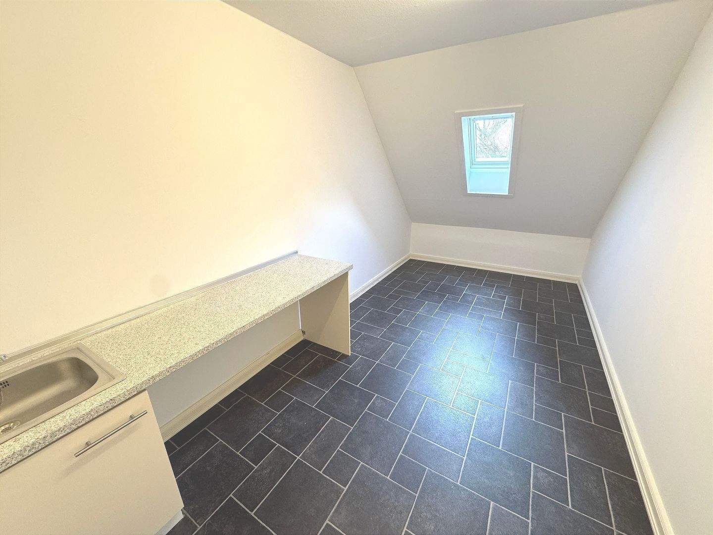 Modern 3-Room Penthouse Apartment with Balcony & Terrace – Green Setting in Rissen