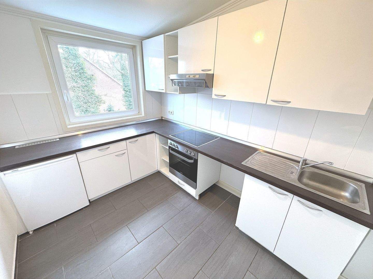 Modern 3-Room Penthouse Apartment with Balcony & Terrace – Green Setting in Rissen