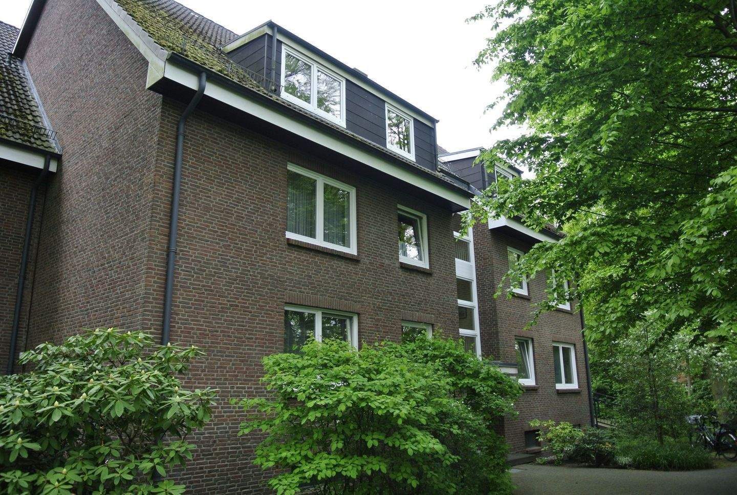 Modern 3-Room Penthouse Apartment with Balcony & Terrace – Green Setting in Rissen