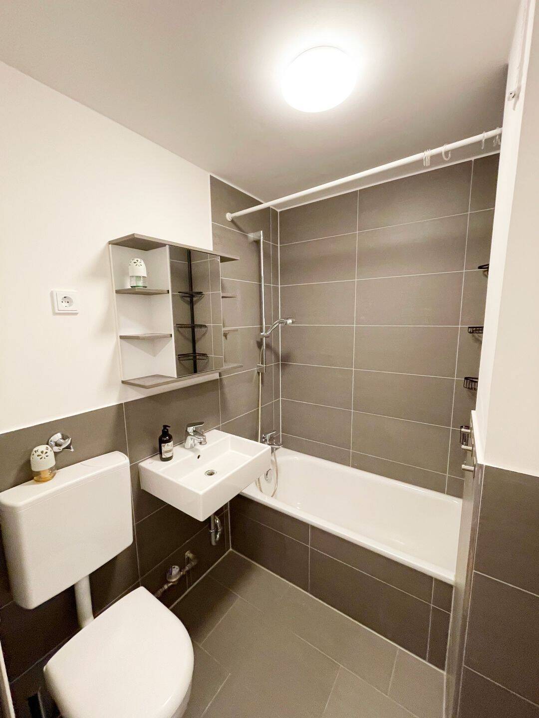 Modern Renovated Studio Apartment in Schwabing-West