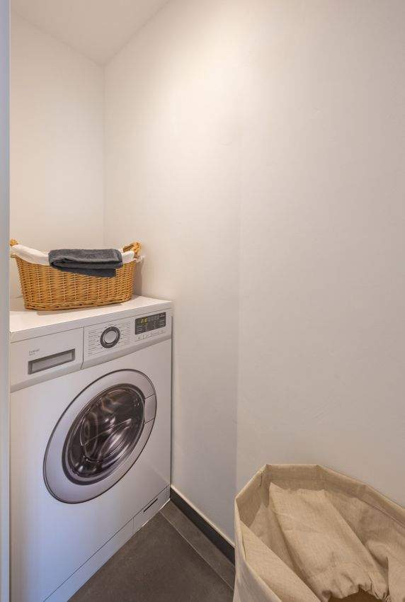 Stylish 3-Room Apartment with Parking & Elevator – Fully Renovated in Maxvorstadt, Munich