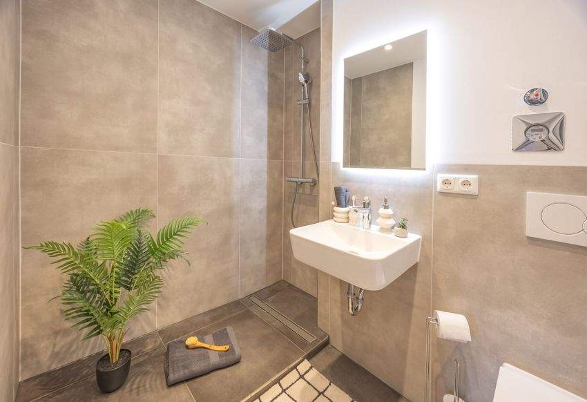 Stylish 3-Room Apartment with Parking & Elevator – Fully Renovated in Maxvorstadt, Munich