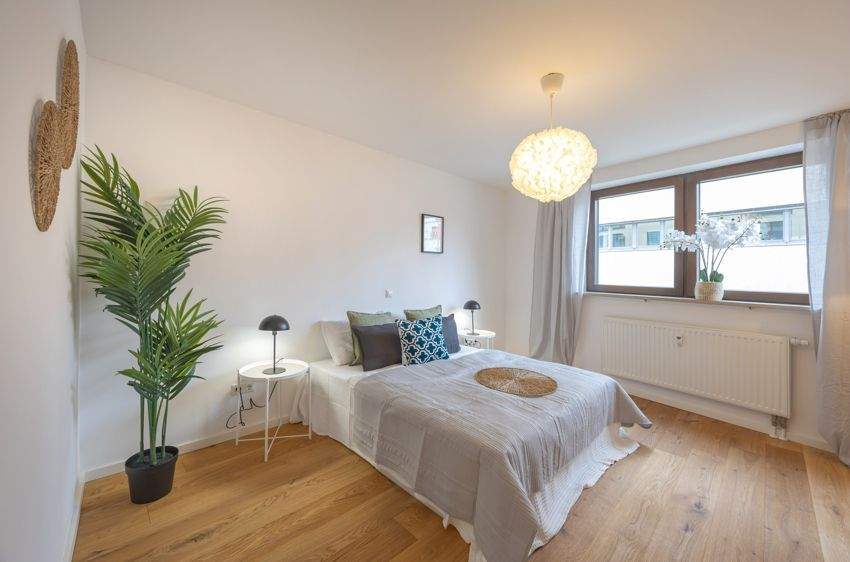 Stylish 3-Room Apartment with Parking & Elevator – Fully Renovated in Maxvorstadt, Munich