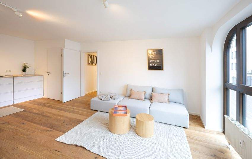Stylish 3-Room Apartment with Parking & Elevator – Fully Renovated in Maxvorstadt, Munich