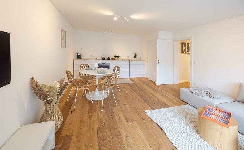 Stylish 3-Room Apartment with Parking & Elevator – Fully Renovated in Maxvorstadt, Munich