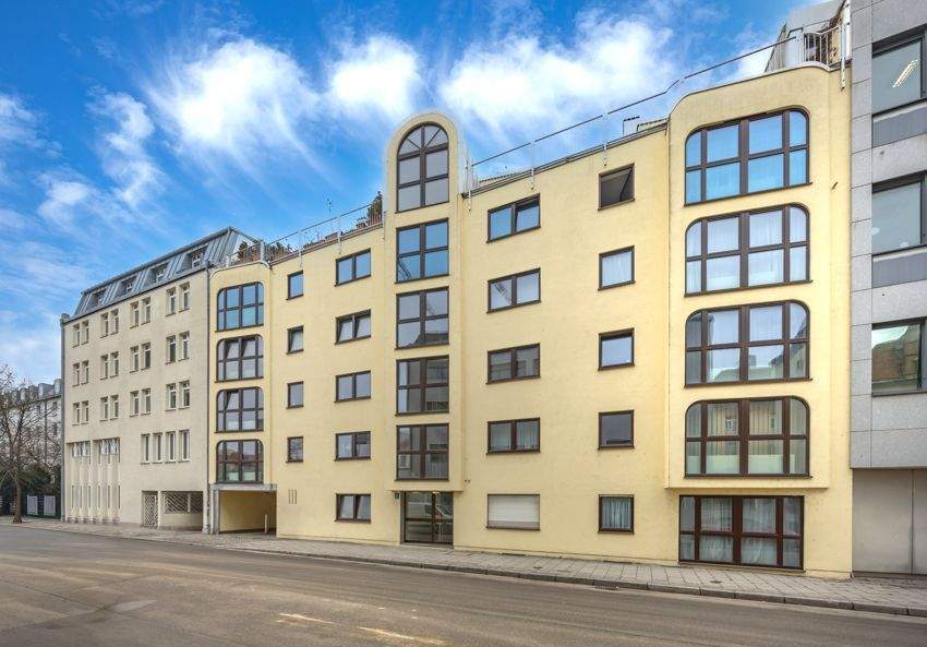 Stylish 3-Room Apartment with Parking & Elevator – Fully Renovated in Maxvorstadt, Munich