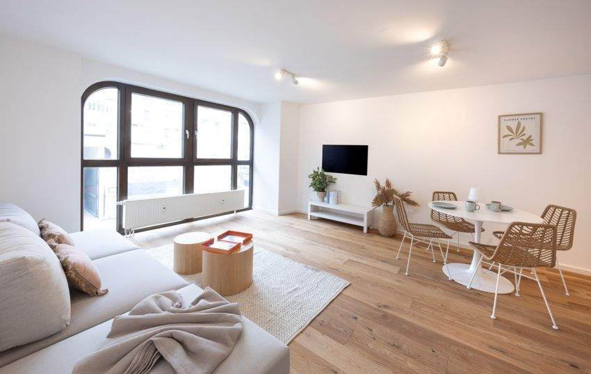 Stylish 3-Room Apartment with Parking & Elevator – Fully Renovated in Maxvorstadt, Munich