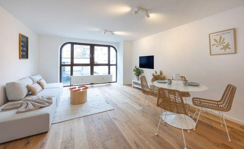 Stylish 3-Room Apartment with Parking & Elevator – Fully Renovated in Maxvorstadt, Munich