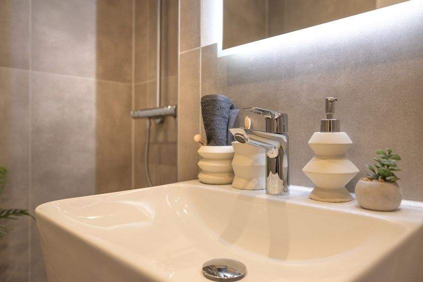 Stylish 3-Room Apartment with Parking & Elevator – Fully Renovated in Maxvorstadt, Munich