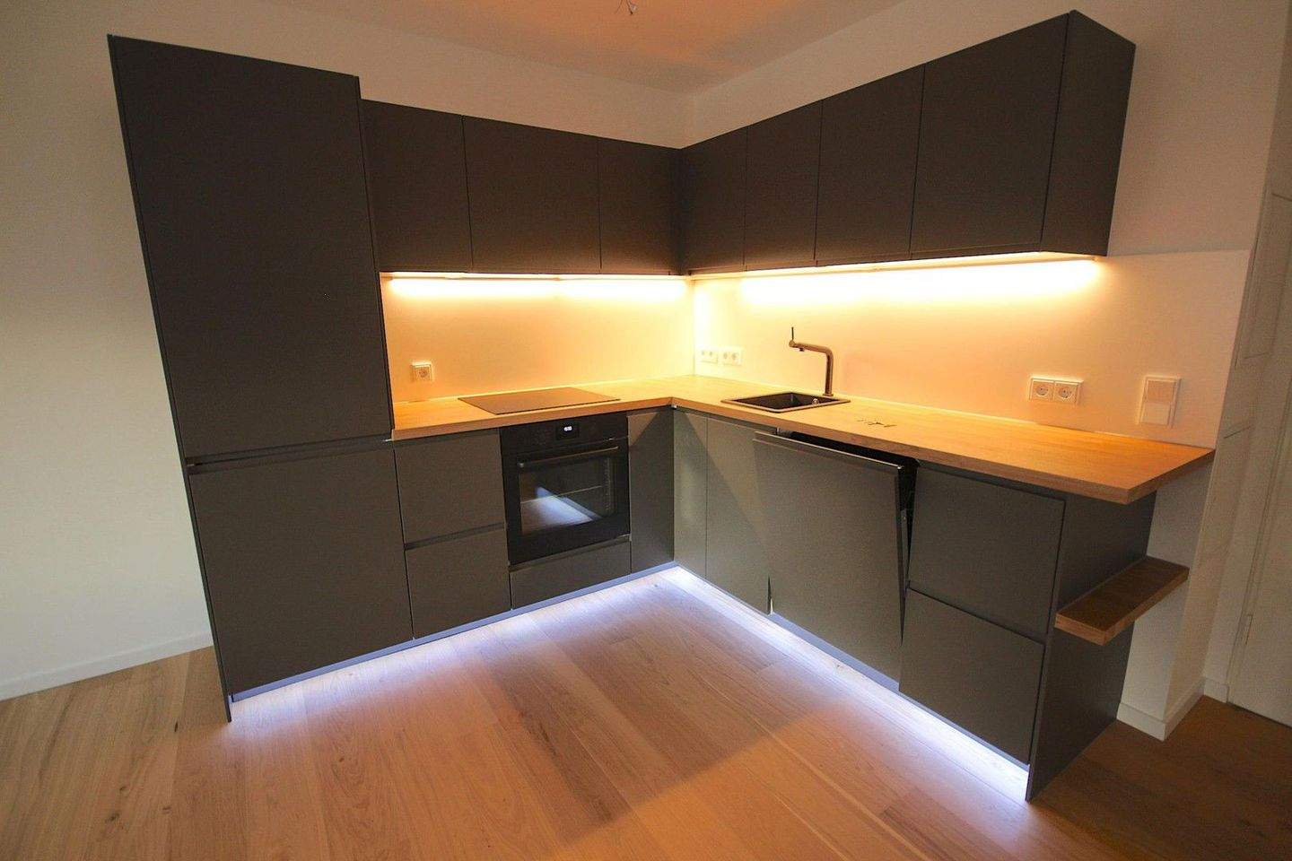 Spacious 2-Room Apartment with Balcony & Parking – Au-Haidhausen, Munich