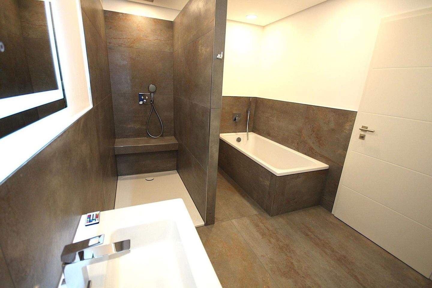 Spacious 2-Room Apartment with Balcony & Parking – Au-Haidhausen, Munich