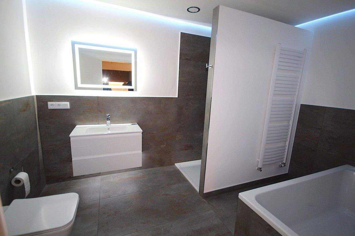 Spacious 2-Room Apartment with Balcony & Parking – Au-Haidhausen, Munich