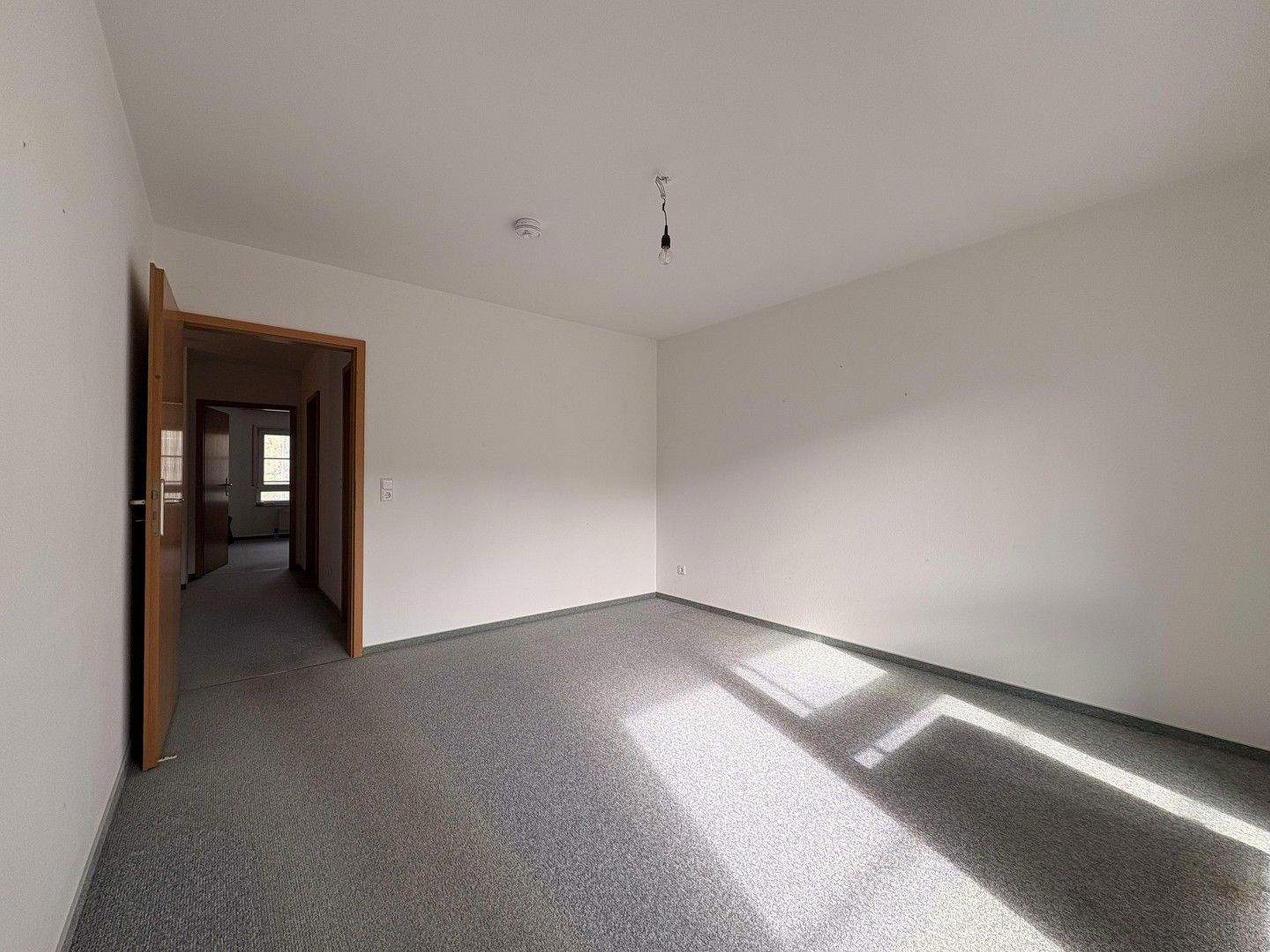 Bright 3-Room Apartment with Balcony & Parking – Prime Location in Sachsenhausen, Frankfurt