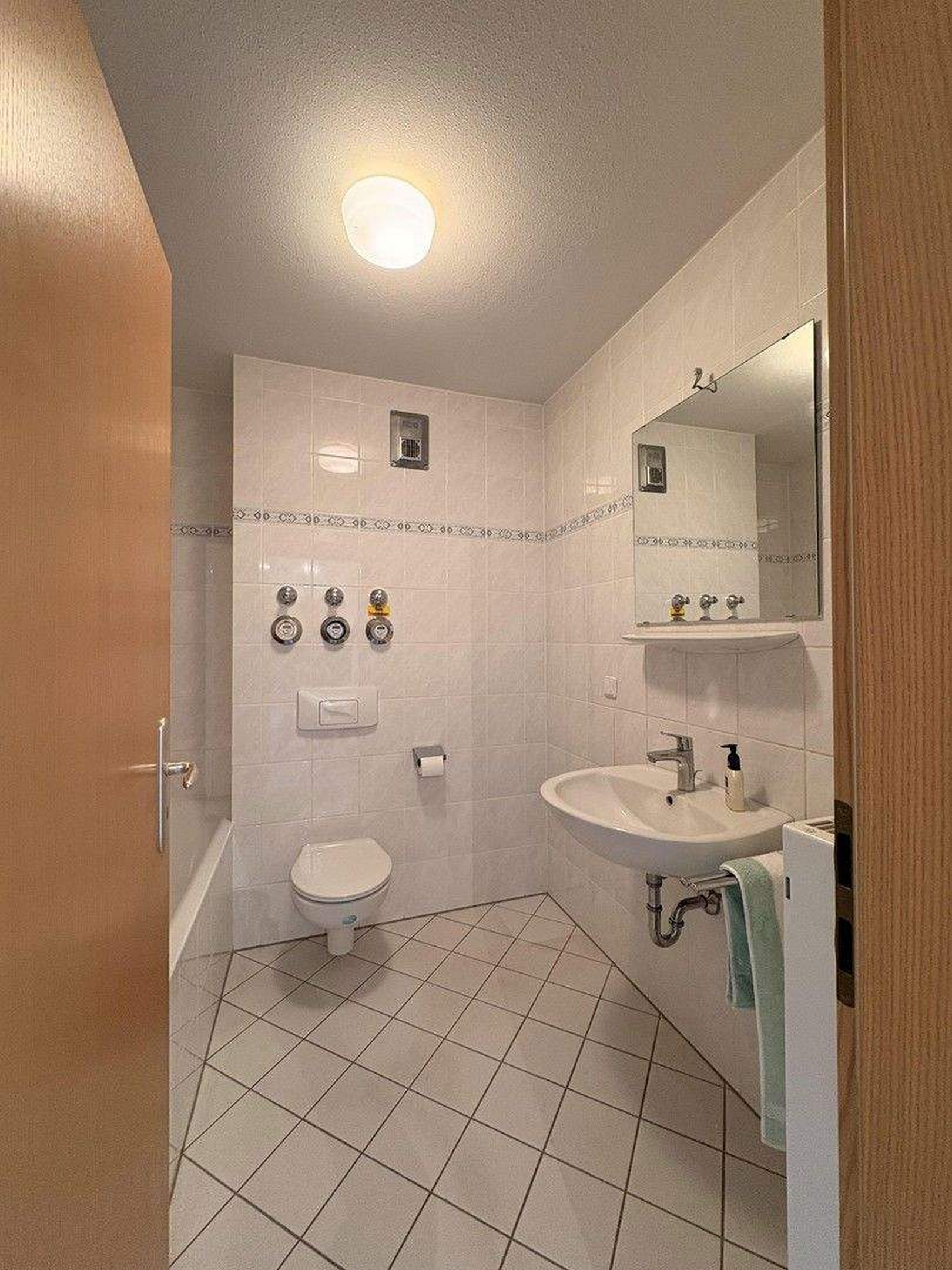 Bright 3-Room Apartment with Balcony & Parking – Prime Location in Sachsenhausen, Frankfurt