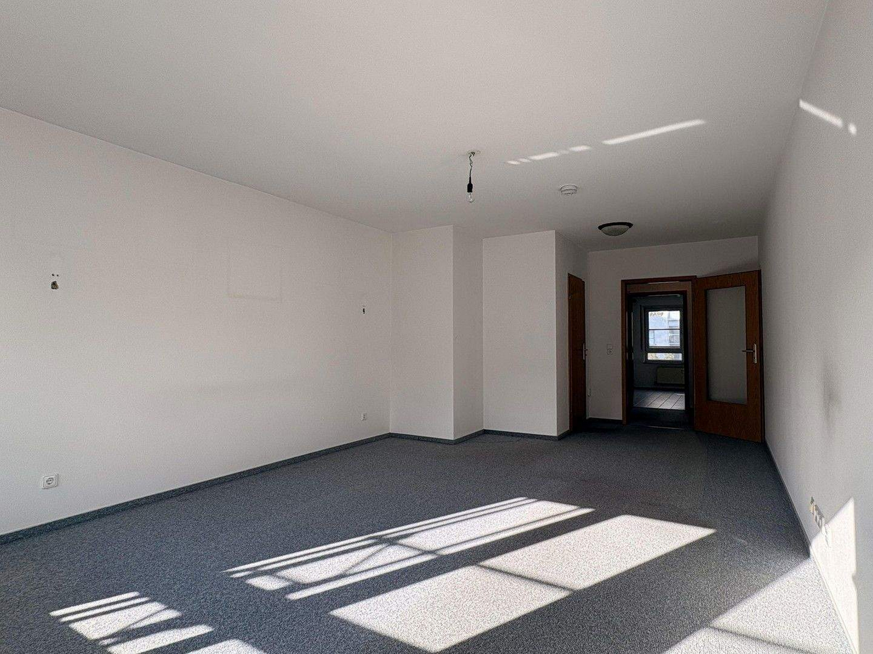 Bright 3-Room Apartment with Balcony & Parking – Prime Location in Sachsenhausen, Frankfurt