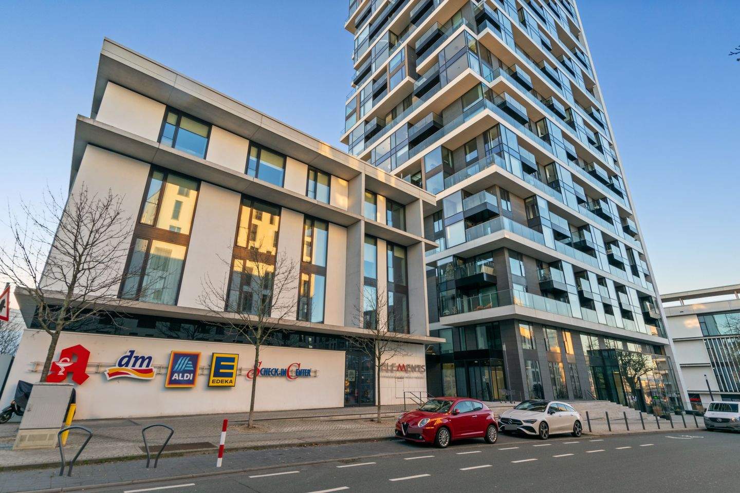 Luxury 3-Room Apartment with Skyline Views & Winter Gardens – Henninger Turm, Frankfurt