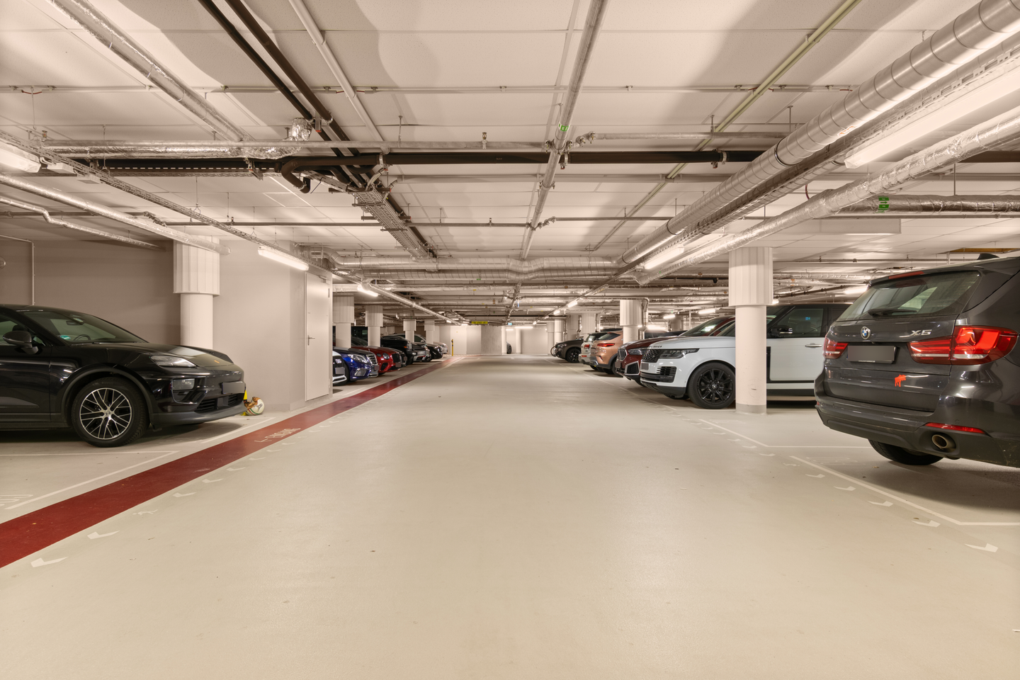 Luxury 3-Room Apartment with Skyline Views & Winter Gardens – Henninger Turm, Frankfurt