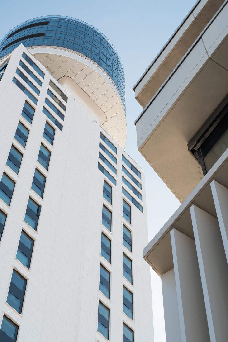 Luxury 3-Room Apartment with Skyline Views & Winter Gardens – Henninger Turm, Frankfurt