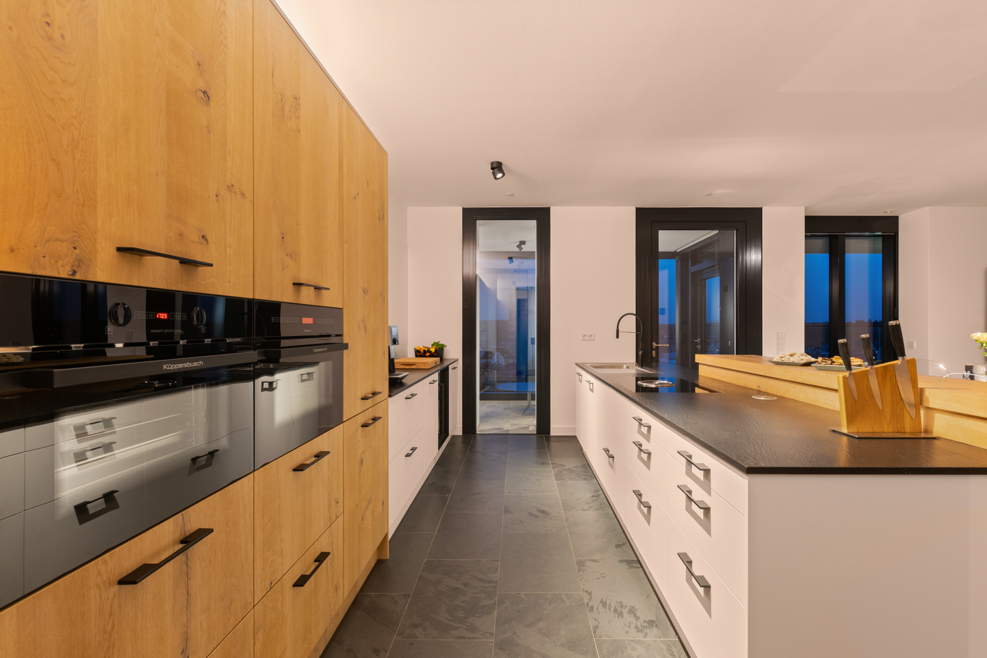 Luxury 3-Room Apartment with Skyline Views & Winter Gardens – Henninger Turm, Frankfurt