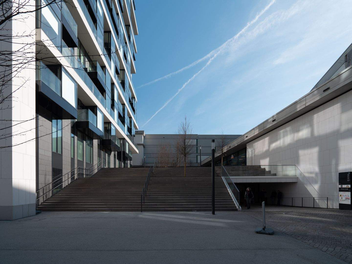 Luxury 3-Room Apartment with Skyline Views & Winter Gardens – Henninger Turm, Frankfurt