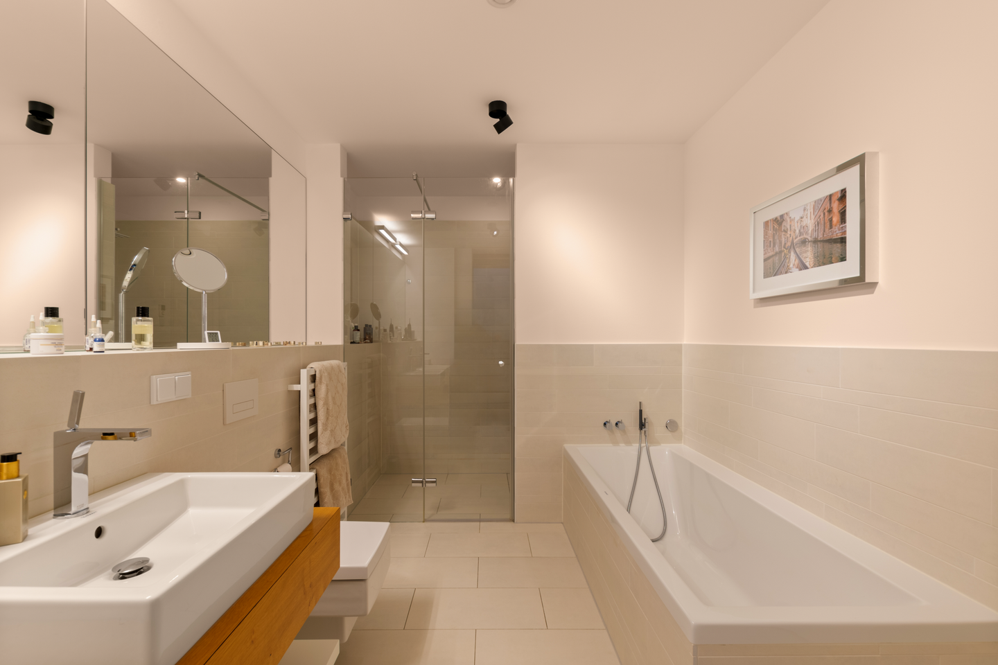 Luxury 3-Room Apartment with Skyline Views & Winter Gardens – Henninger Turm, Frankfurt