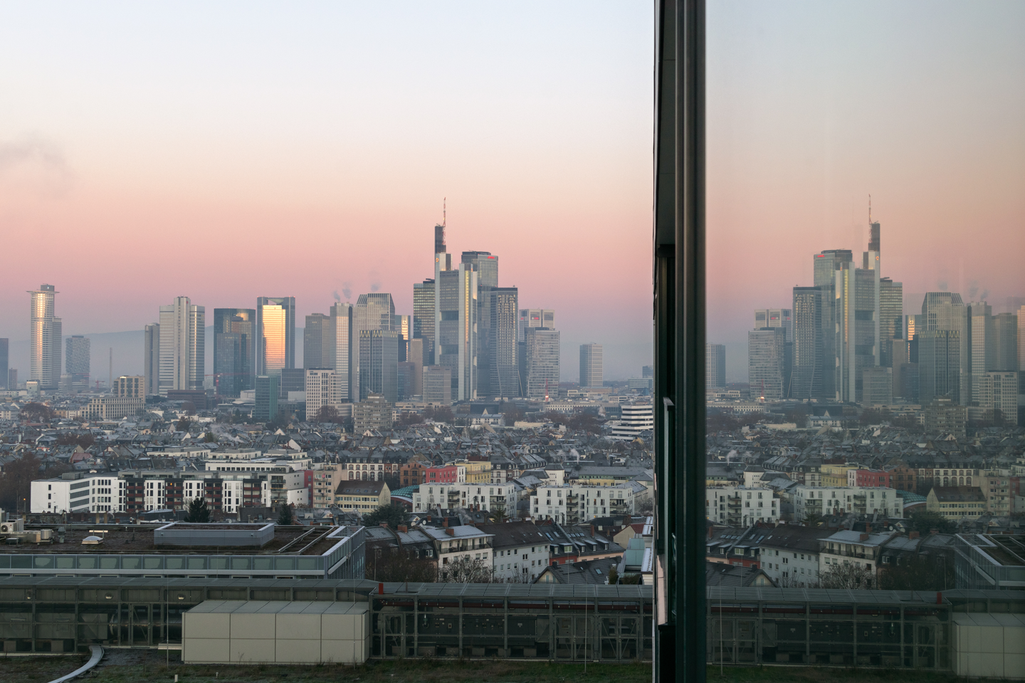 Luxury 3-Room Apartment with Skyline Views & Winter Gardens – Henninger Turm, Frankfurt