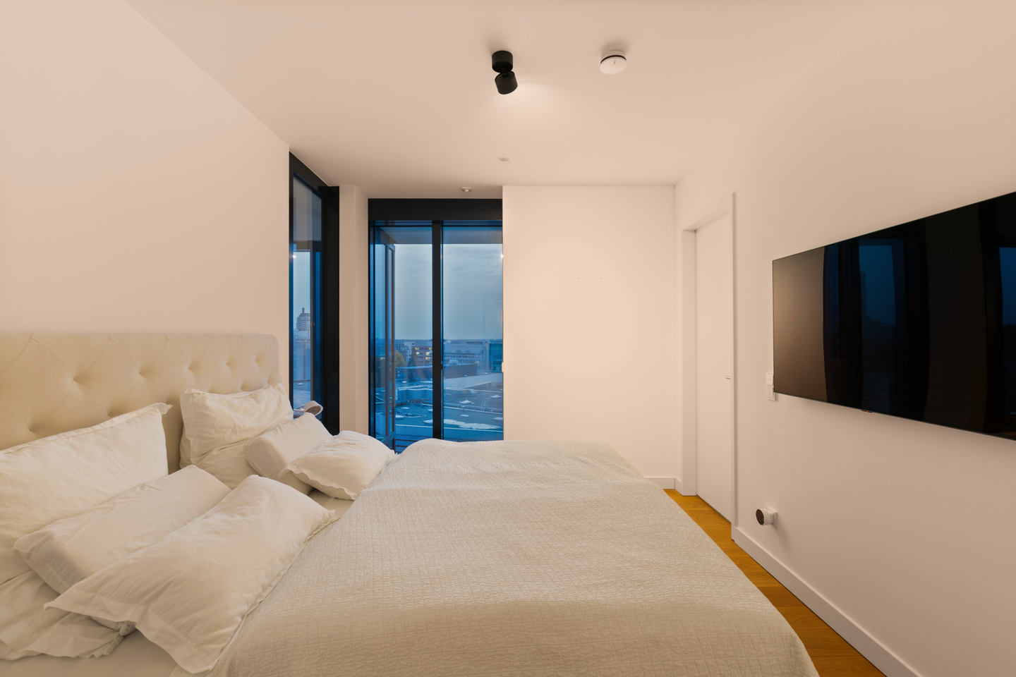 Luxury 3-Room Apartment with Skyline Views & Winter Gardens – Henninger Turm, Frankfurt