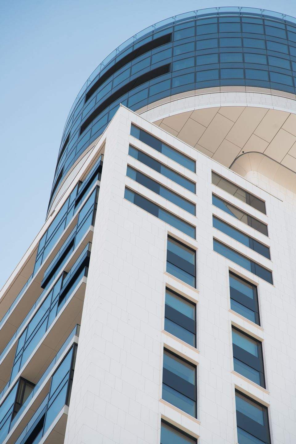 Luxury 3-Room Apartment with Skyline Views & Winter Gardens – Henninger Turm, Frankfurt